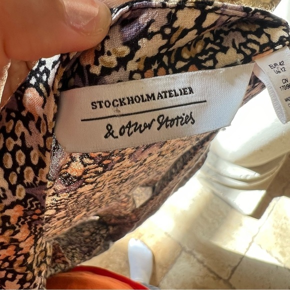 3/$30 🍂 Stockholm Atelier + Other Stories V Neck Abstract  Dress - Picture 9 of 10